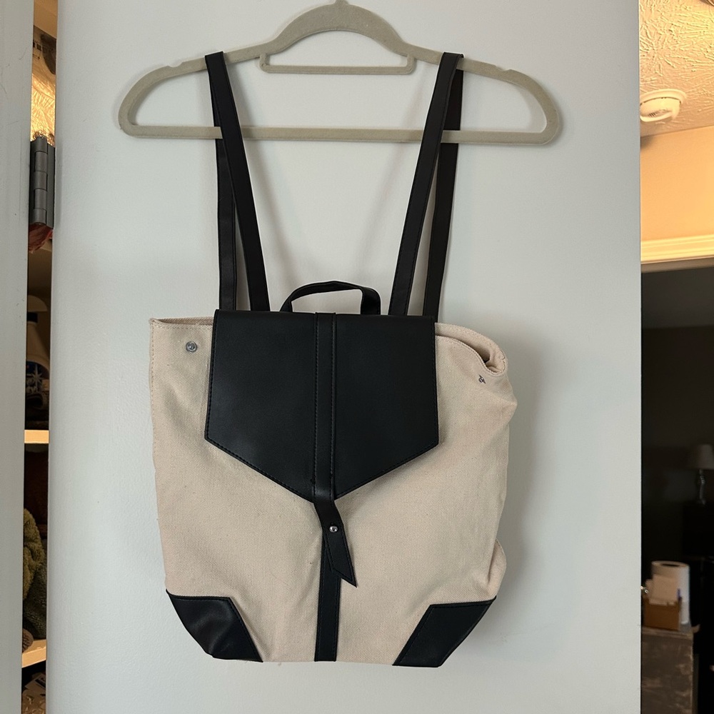 ⭐️ 3 for $10! NWOT Stylish Black and Cream Backpack